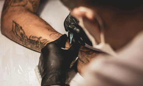Онколог объяснил опасность татуировок
