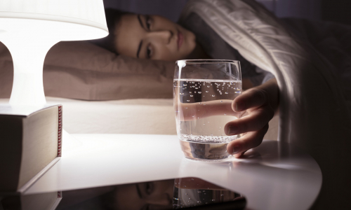 Можно ли пить воду прямо перед сном: раскрываем секреты ночной гидратации