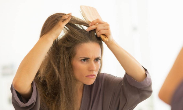 Не только стресс: врач объяснила, из-за чего происходит выпадение волос