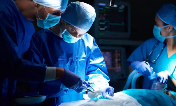 Забытая хирургами марля за 14 лет свела пациента в могилу