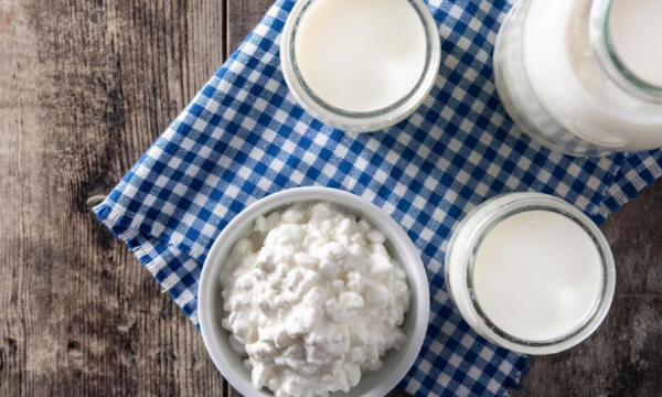 Не выливайте прокисшее молоко: оно пригодится в хозяйстве — 5 способов применения