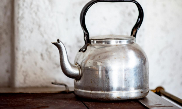 Химик развеял популярный миф о пользе соды для чистки чайника от накипи