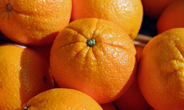 Быстро чистим апельсины при помощи микроволновки: хитрый трюк, который точно пригодится