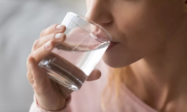 Полезная привычка: зачем выпивать стакан воды сразу после пробуждения — 3 причины