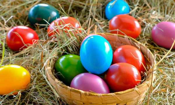 Священник назвал три цвета, в которые нельзя красить яйца на Пасху