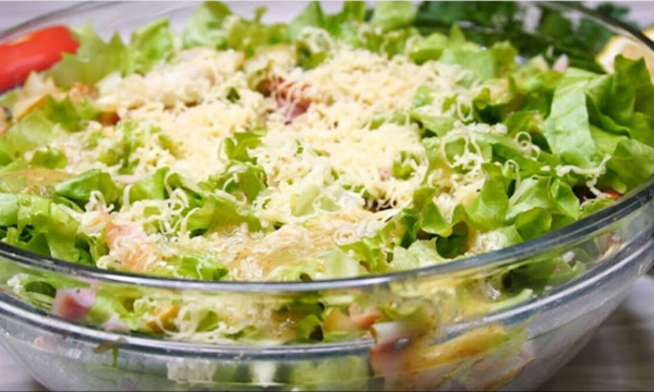 Необычная замена «Цезарю»: легкий салат «Красотка» без жирного майонеза и сухарей